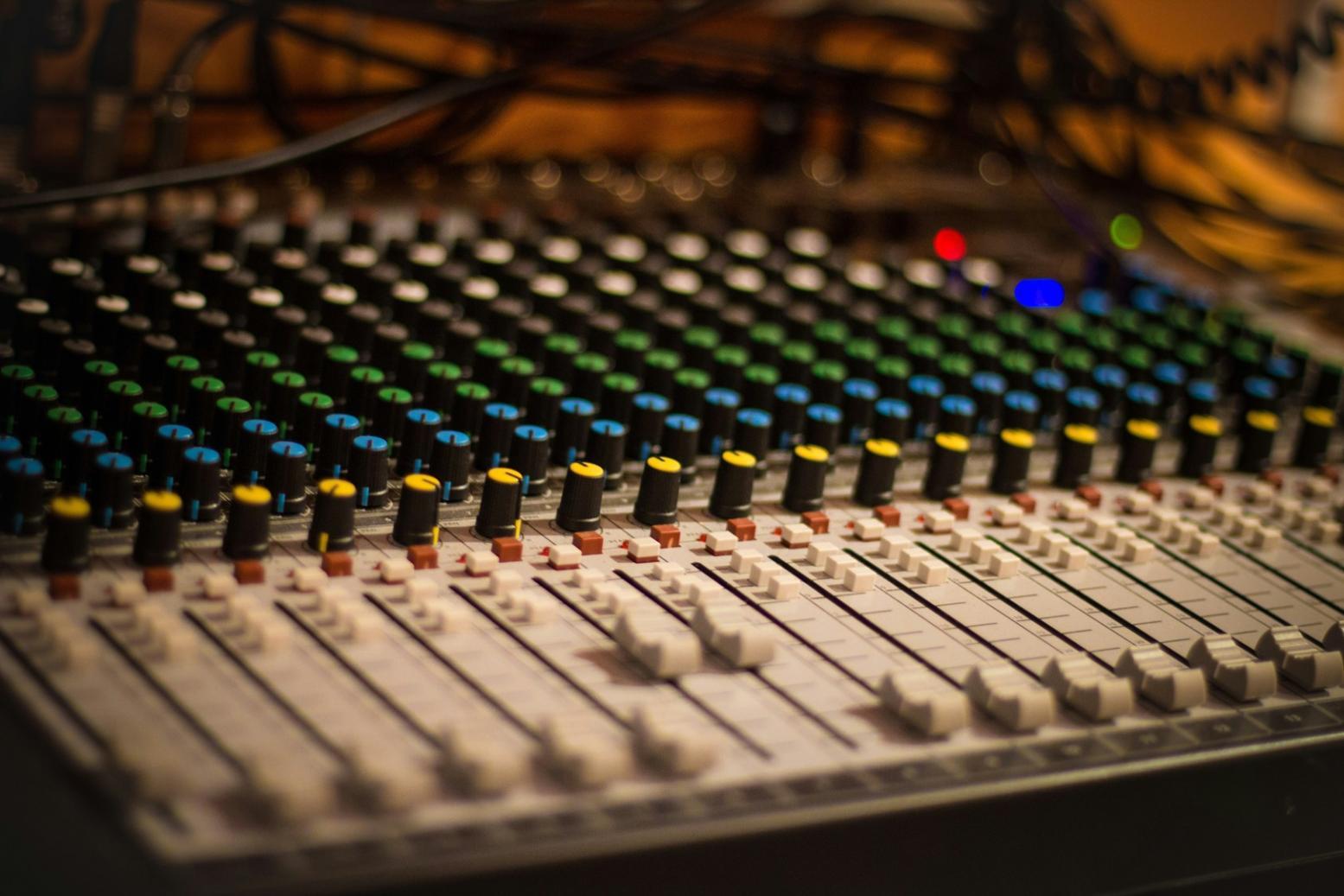 Musicien professionnel en studio d'enregistrement